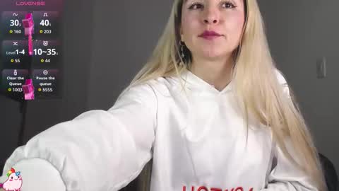Snapshot of marylyrose chatting on October 19, 1:43 am maryly rose online show from October 19, 1:43 am