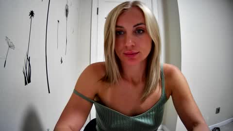 Snapshot of maryyemm chatting on October 6, 8:04 pm maryyemm online show from October 6, 8:04 pm