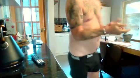 Snapshot of masked_masturbation_couple chatting on September 24, 2:46 pm Masked Masturbation Couple online show from September 24, 2:46 pm