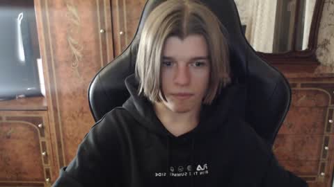 Max online show from December 12, 8:32 pm