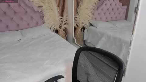 Maxine Minx online show from December 17, 11:00 pm