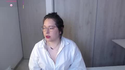Snapshot of may_bloom chatting on October 5, 2:31 am May online show from October 5, 2:31 am