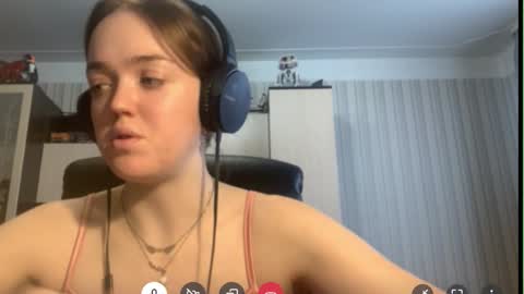Snapshot of mckenziemoitoza chatting on October 15, 8:26 am Hello Lisa here Help me to make 50 thumbs up 333 online show from October 15, 8:26 am