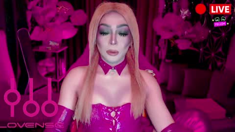 THE QUEEN ALPHA   Queen Medusa Prey online show from April 17, 7:55 am