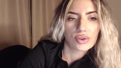 Snapshot of megan_blazee chatting on October 19, 7:18 pm Megan Blazee online show from October 19, 7:18 pm