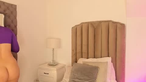 Snapshot of megan_leal1 chatting on December 2, 3:51 am online show from December 2, 3:51 am