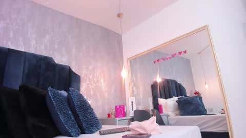 Isis ariany  online show from September 12, 12:29 pm