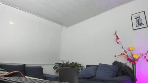 melaniie_roussel online show from November 28, 1:24 am