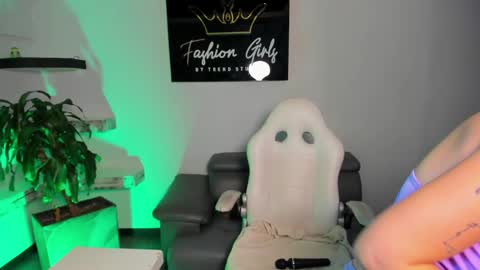 Snapshot of melanny_luv chatting on February 6, 1:27 am MelanyLuv online show from February 6, 1:27 am