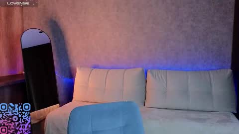 Melee Eva - Thumbs Up please  online show from March 23, 10:20 am