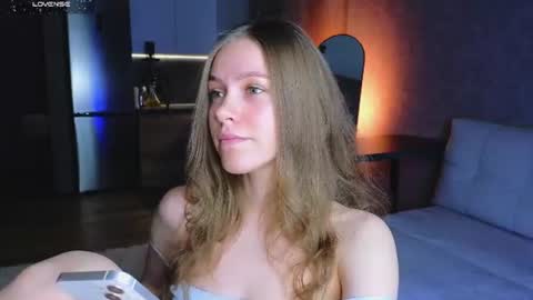Melee Eva - Thumbs Up please  online show from July 23, 7:17 am