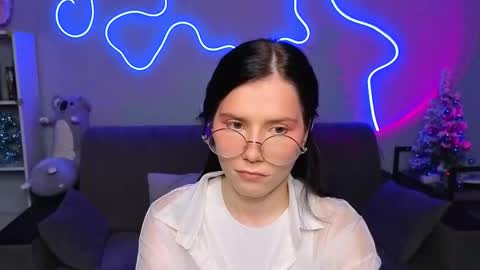 mellhyees online show from January 15, 5:33 pm