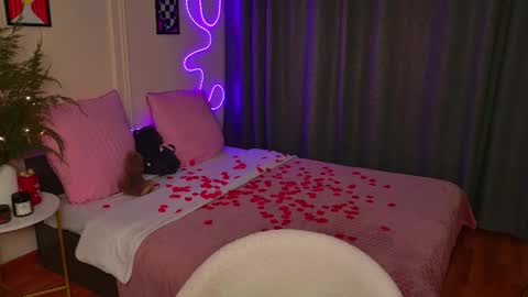 mellhyees online show from February 11, 5:39 pm