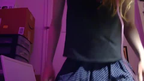 Snapshot of mellifluenced chatting on February 24, 1:46 am Mellifluenced online show from February 24, 1:46 am
