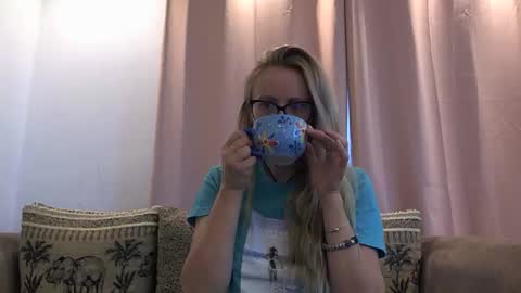 Melly online show from May 26, 6:30 am