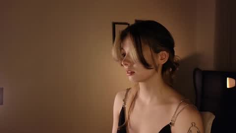 Snapshot of melodykey_x chatting on January 28, 2:42 pm melody online show from January 28, 2:42 pm