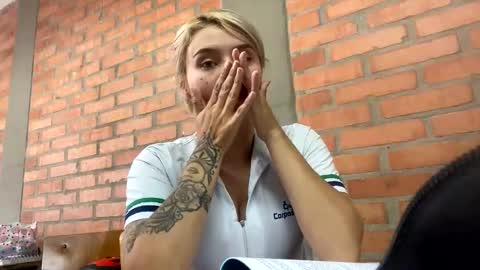 Snapshot of melodypetitex chatting on October 19, 4:11 pm sophia online show from October 19, 4:11 pm