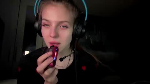 Hi Im Aria 18 years old online show from October 9, 12:32 pm