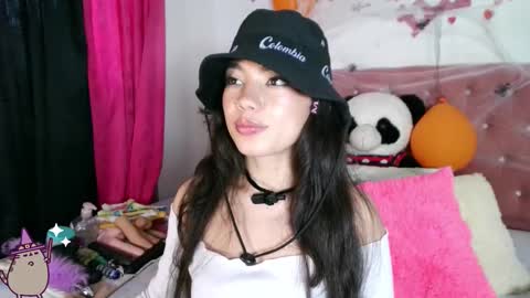Snapshot of mena_hicks chatting on October 2, 10:19 pm Heart online show from October 2, 10:19 pm