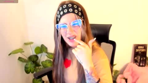 laura 3 i am independent model online show from December 16, 2:30 am