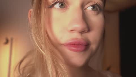 Snapshot of mermaids_ chatting on January 3, 11:12 pm Lara OFFLINE online show from January 3, 11:12 pm
