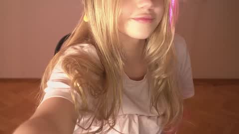 Snapshot of mermaids_ chatting on January 12, 12:18 am Lara OFFLINE online show from January 12, 12:18 am