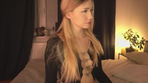 Snapshot of mermaids_ chatting on December 7, 8:33 pm Lara OFFLINE online show from December 7, 8:33 pm