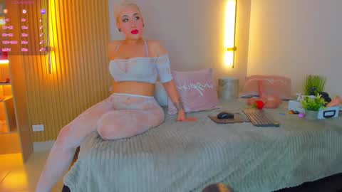 Snapshot of mia_becke chatting on October 3, 12:46 pm Mia online show from October 3, 12:46 pm
