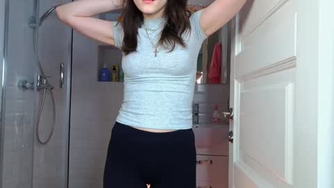Snapshot of mia_g_ chatting on February 8, 5:40 am Mia online show from February 8, 5:40 am