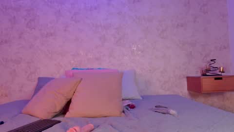 mia_hill1_ online show from June 7, 8:36 pm