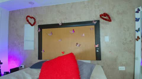 MIALOPEZ      .     Y      .      online show from April 16, 9:39 pm