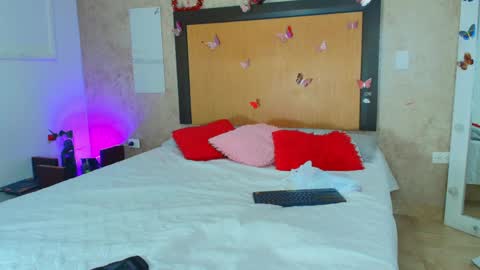 MIALOPEZ      .     Y      .      online show from April 24, 7:16 pm