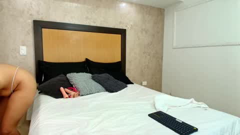 MIALOPEZ      .     Y      .      online show from February 24, 8:03 pm