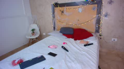 MIALOPEZ      .     Y      .      online show from October 21, 6:44 pm