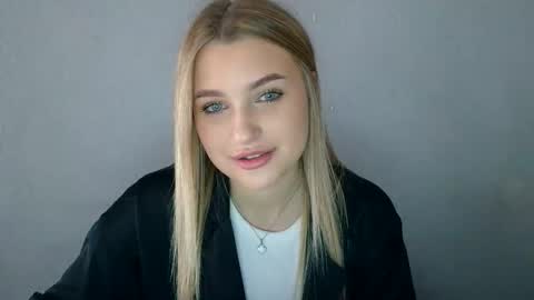 Mia online show from September 10, 12:06 pm