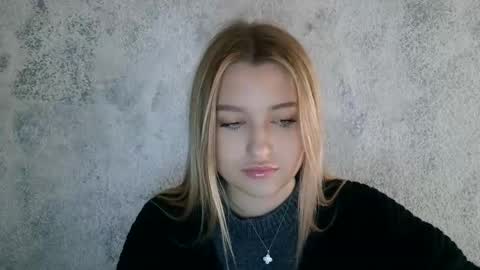Mia online show from October 4, 1:31 pm