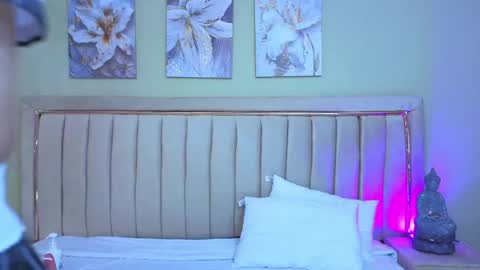 Mia online show from April 16, 12:05 pm