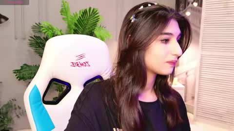 Mia online show from February 7, 3:48 pm