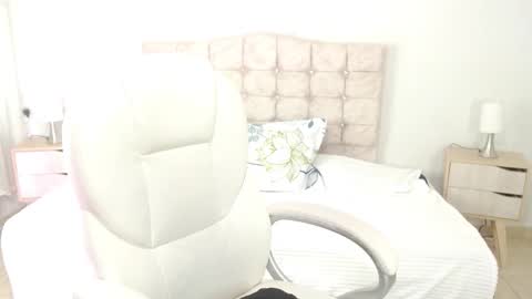 Snapshot of mia_traveluxe chatting on October 6, 3:02 am Mia online show from October 6, 3:02 am