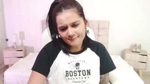 Snapshot of mia_traveluxe chatting on October 15, 3:43 am Mia online show from October 15, 3:43 am