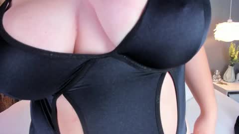 Snapshot of mia_vixenn chatting on October 8, 5:13 am mia vixenn online show from October 8, 5:13 am