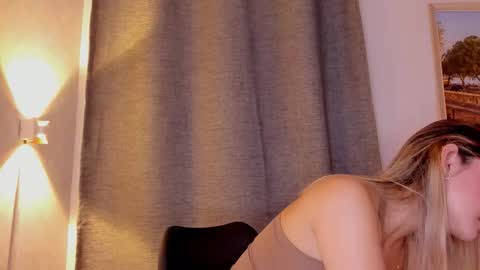 Mia White  online show from October 2, 1:32 pm