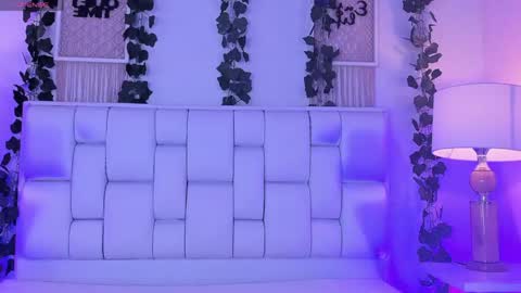 Mia online show from April 14, 11:24 am