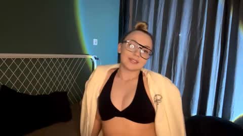 Mia online show from February 18, 2:28 pm