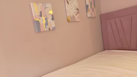 Mia online show from December 3, 12:28 pm