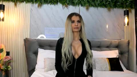 Mia online show from January 9, 9:53 pm