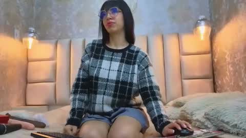 Mia online show from December 5, 8:38 pm