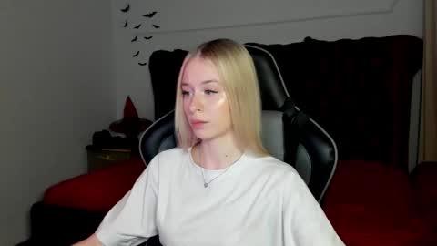 Mia online show from November 3, 5:14 pm