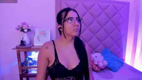 Snapshot of mialujan_ chatting on October 12, 6:06 am Mia online show from October 12, 6:06 am