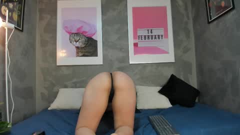 Snapshot of mianyxara_ chatting on October 2, 9:13 pm Mia online show from October 2, 9:13 pm